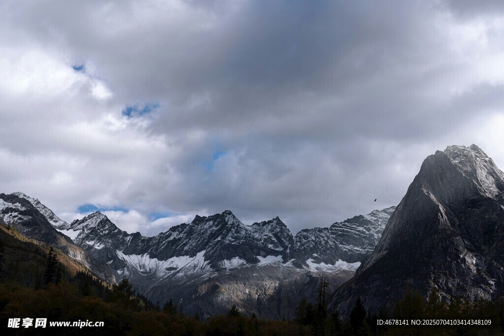 壮丽山峦与云雾景观