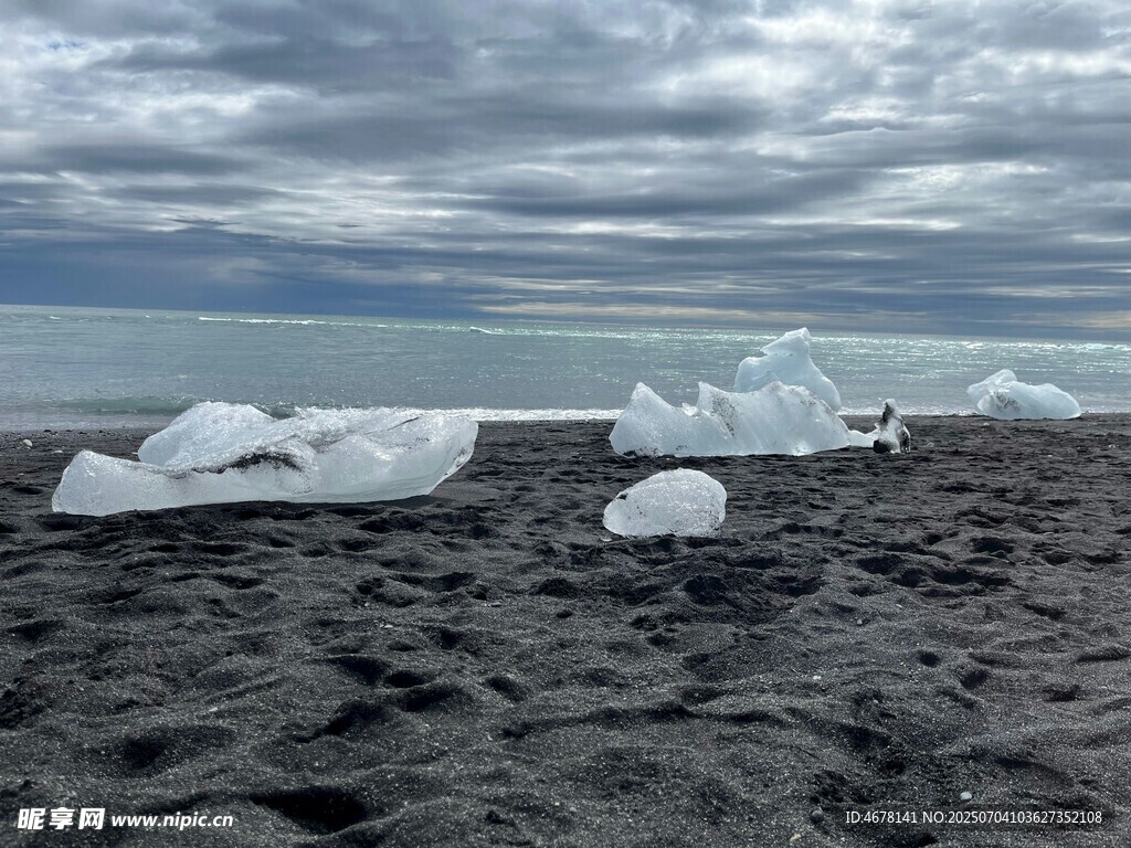 海滩上的白色冰块景观