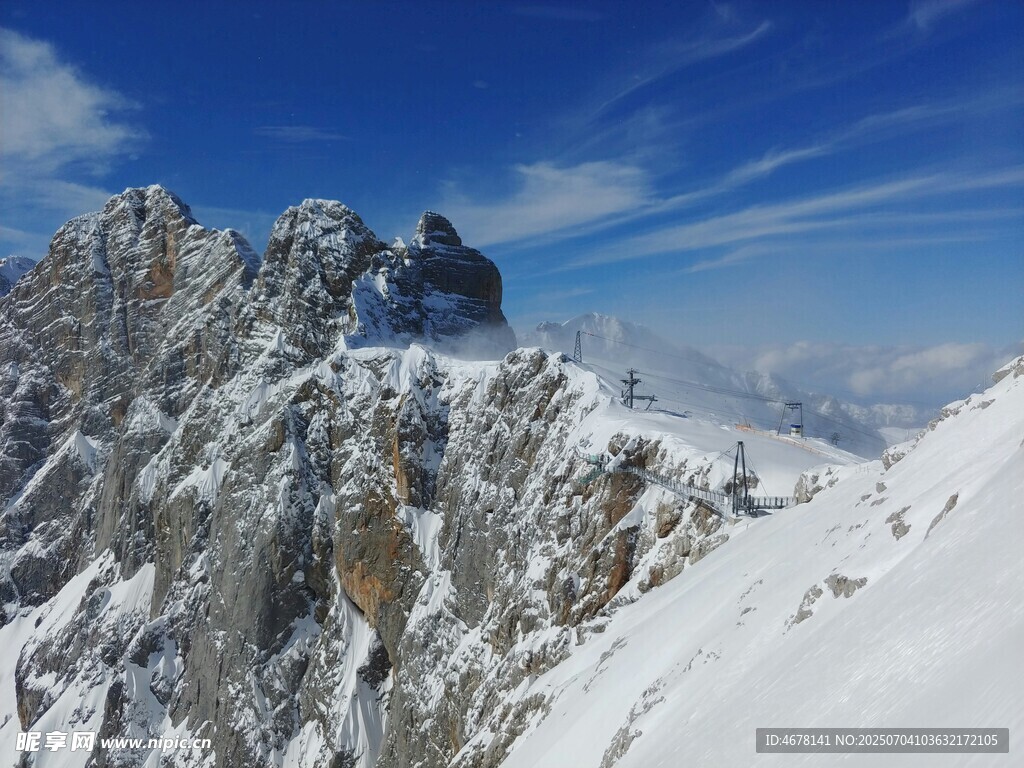 雪山之巅的壮丽景观