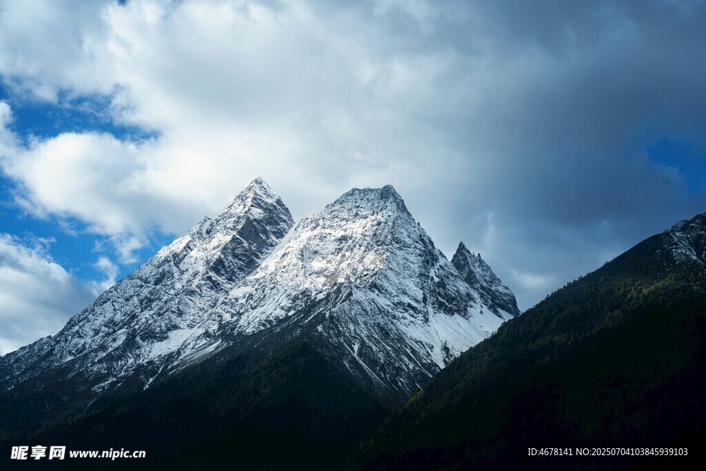 巍峨雪山云绕壮丽景致