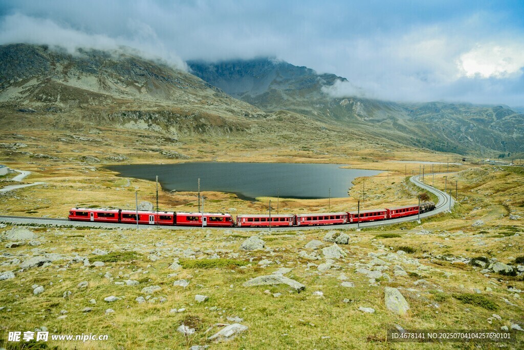 山间红火车穿行美丽湖景