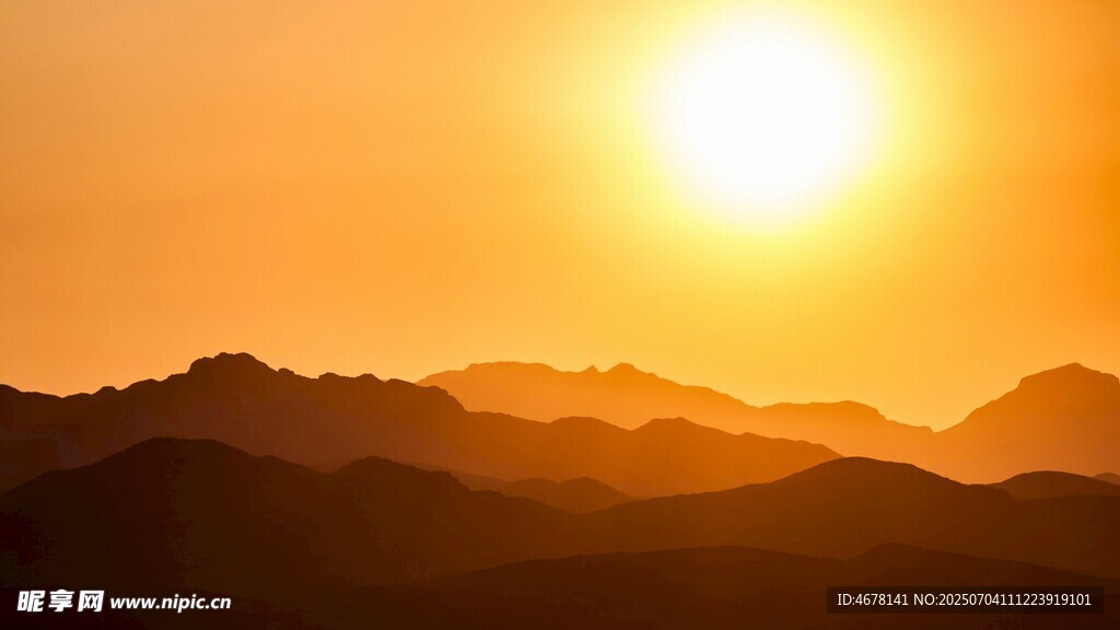 夕阳下的连绵山脉