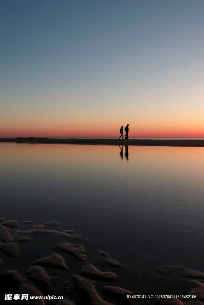 夕阳下的静谧湖面与倒影