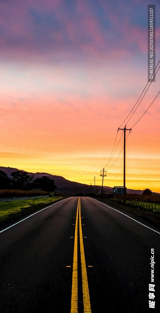 黄昏下的公路与远方天际