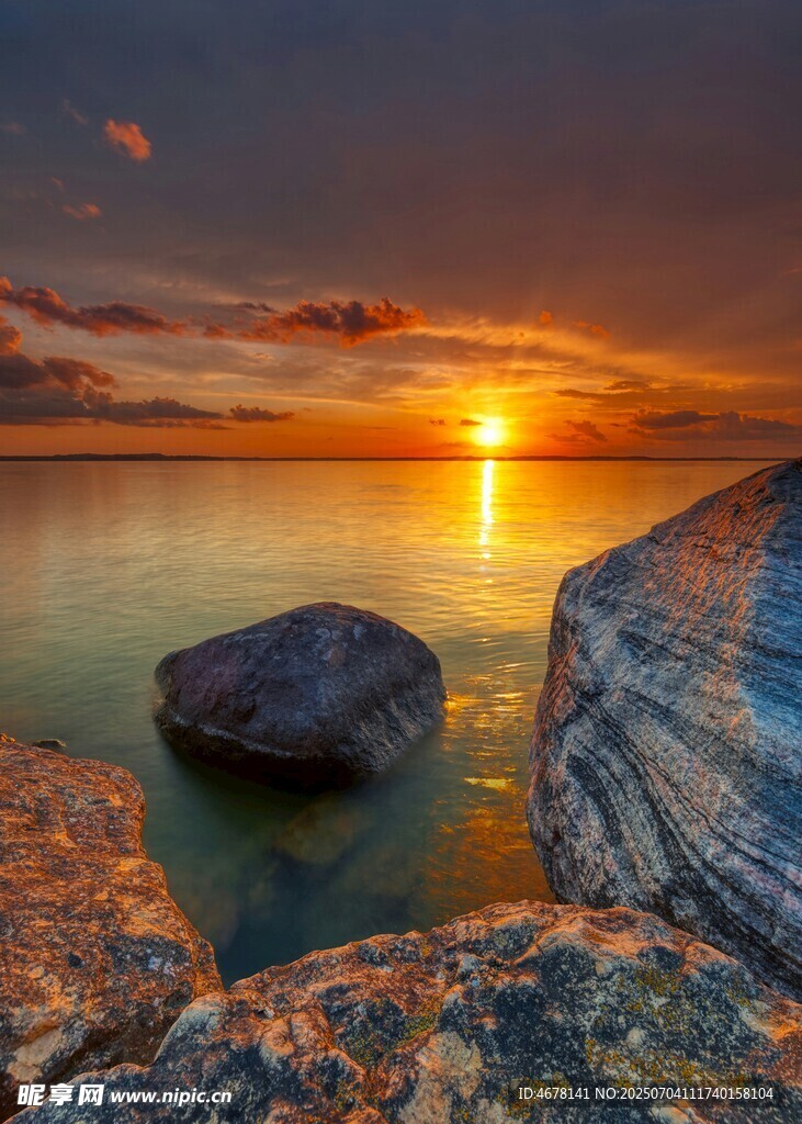 海边日落时的礁石美景