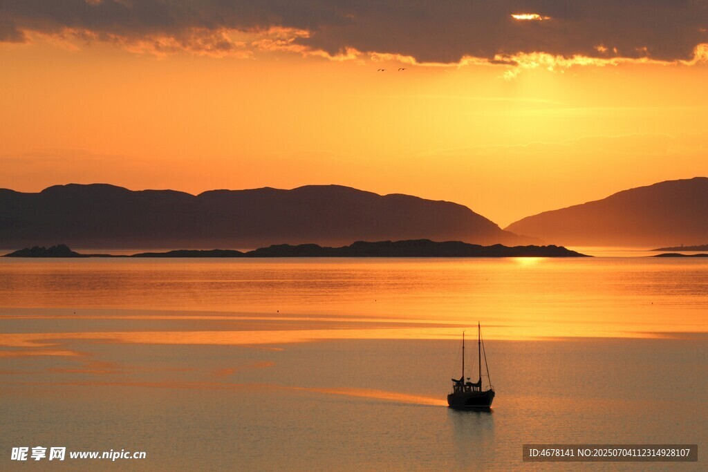 夕阳下海面的孤舟美景