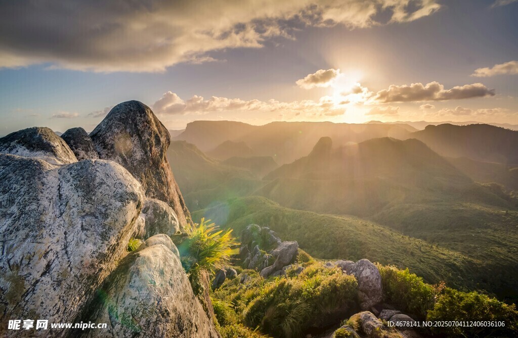 山顶日出美景