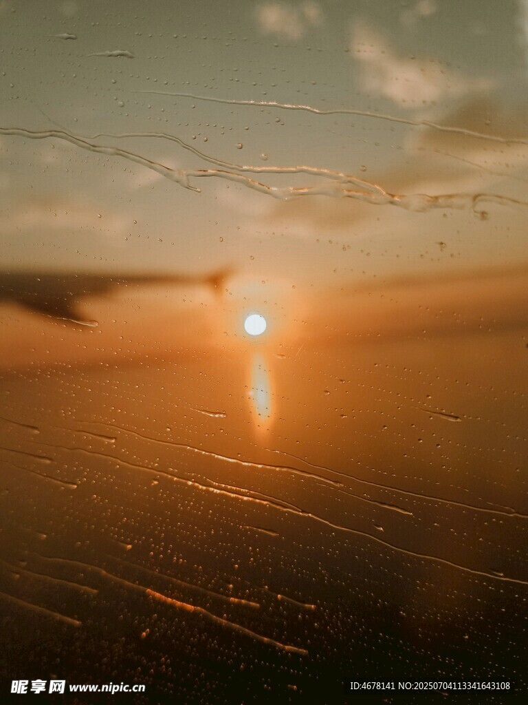 飞机上的绝美日落景观