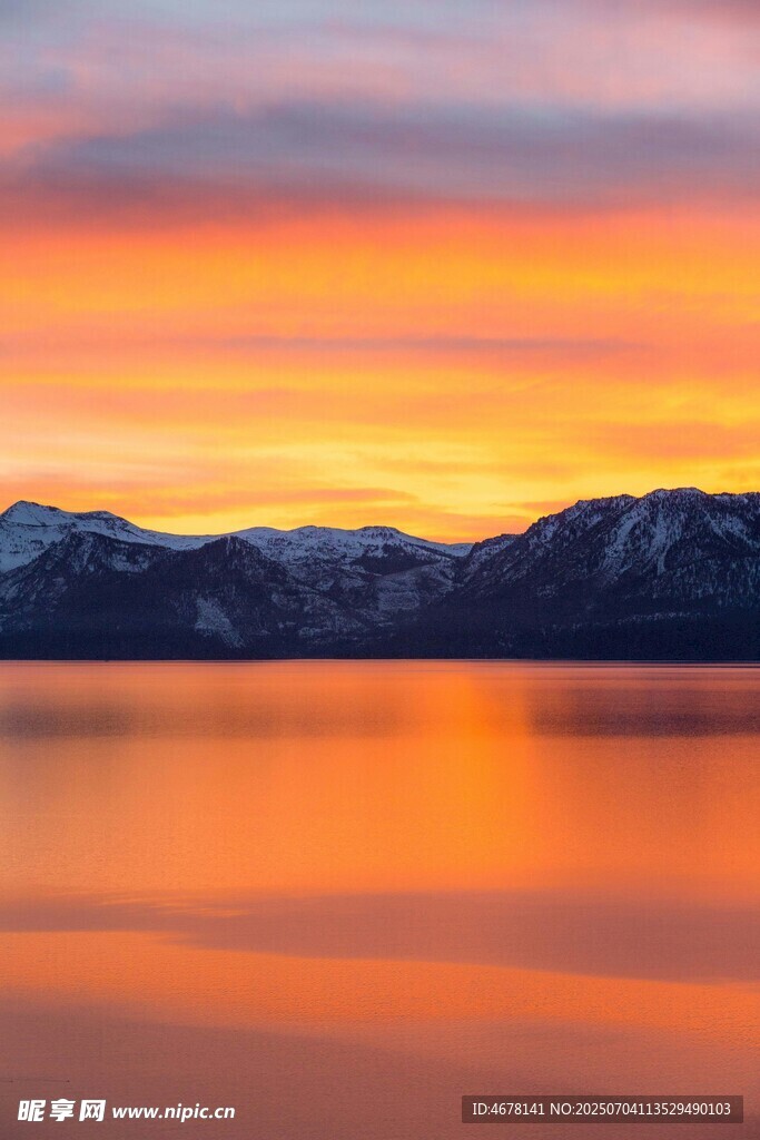 湖畔绚烂日落美景
