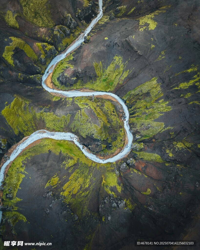蜿蜒山路穿行于翠绿山林