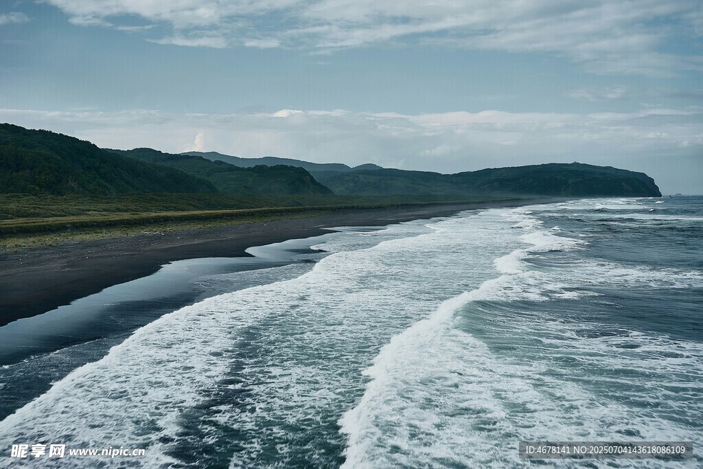 海浪拍岸的美丽海滨风光