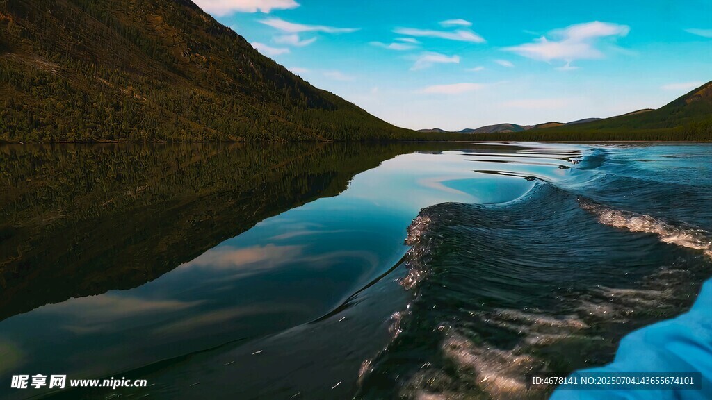 宁静山水倒影美景