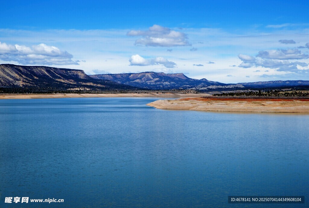 宁静湖泊与远处山峦美景
