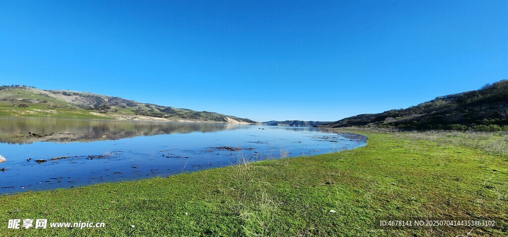 草原湖泊美景