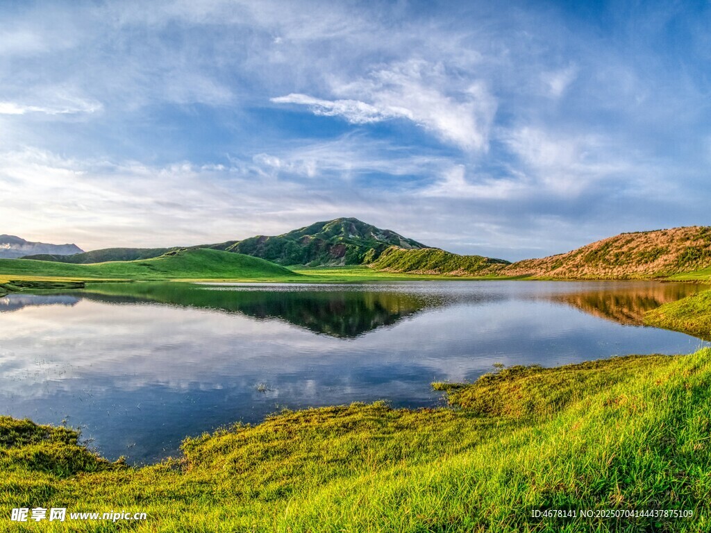 湖畔青山美景如画
