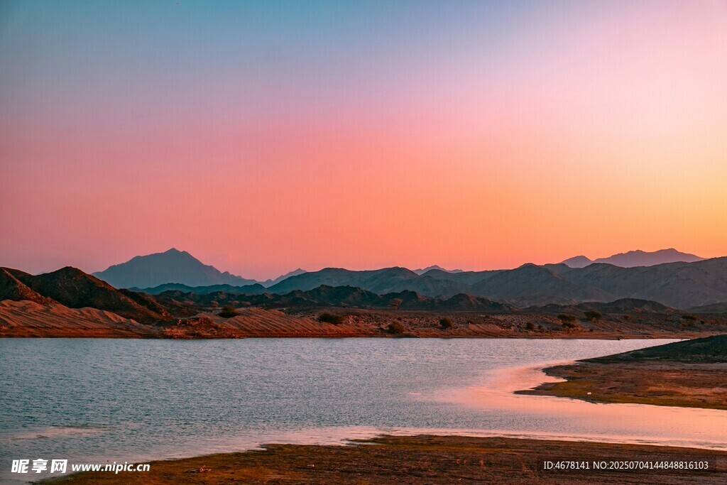 夕阳下的湖畔美景
