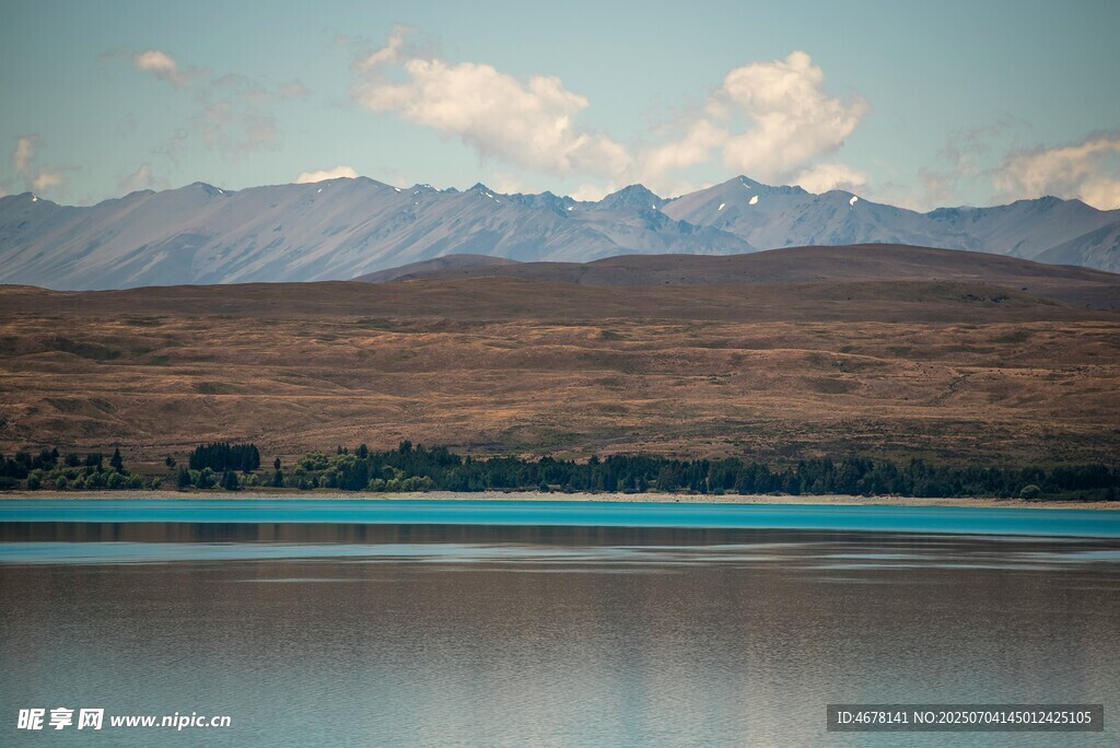 美丽湖景与远处山峦