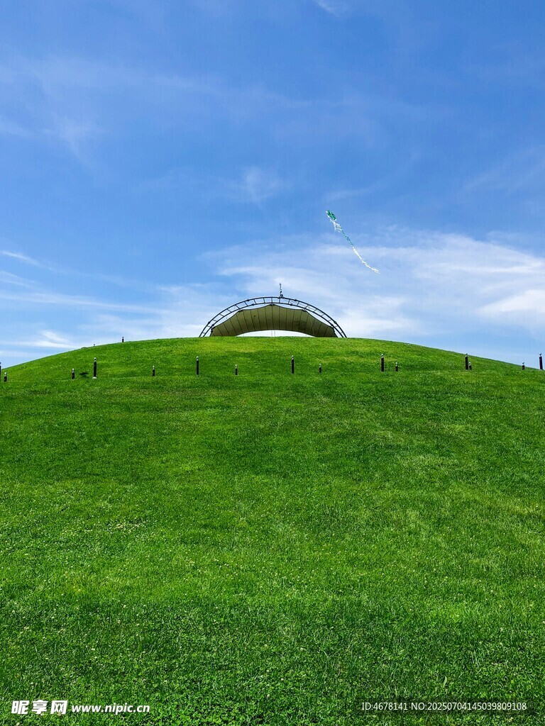 翠绿山丘上的梦幻小屋