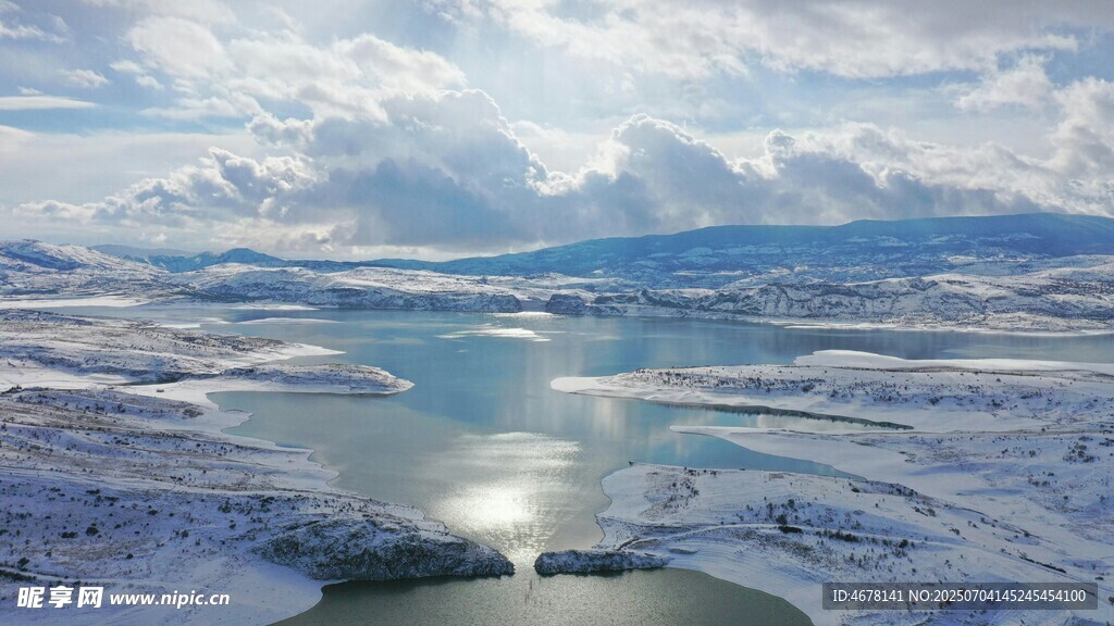 冬日雪覆湖泊壮丽景观