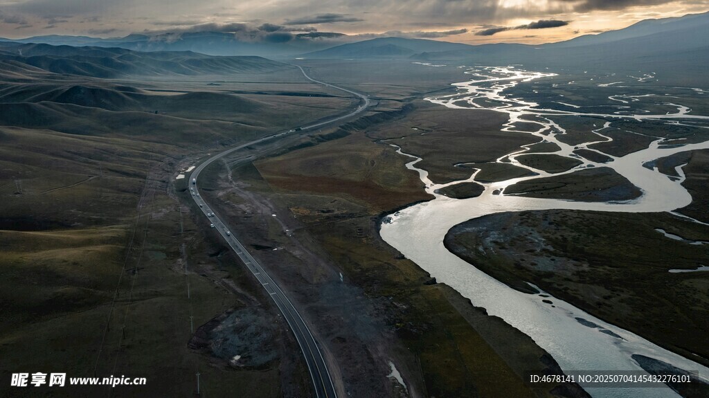 航拍蜿蜒公路与河流美景