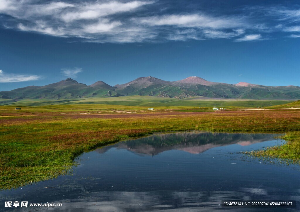 草原湖泊与远山美景