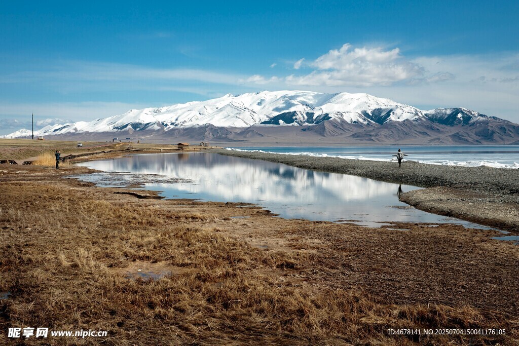 雪山下的旷野湖泊美景