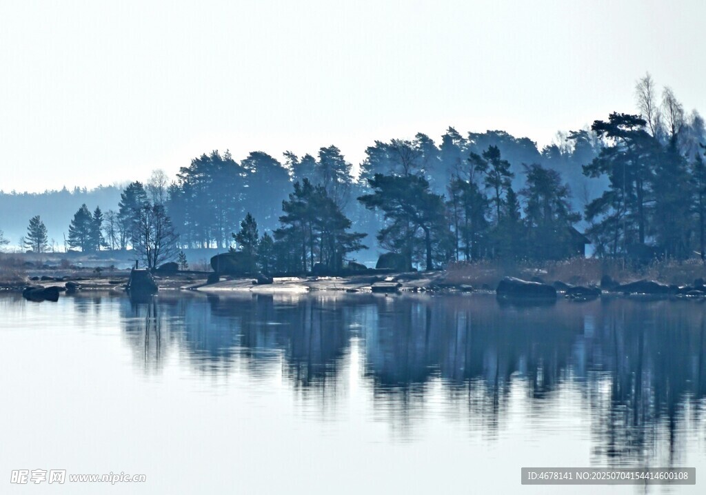 宁静湖畔晨景