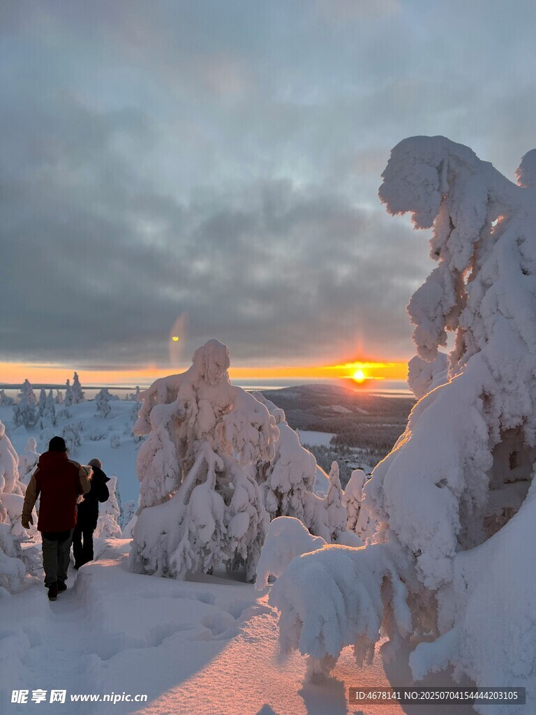 雪岭夕阳下的徒步者
