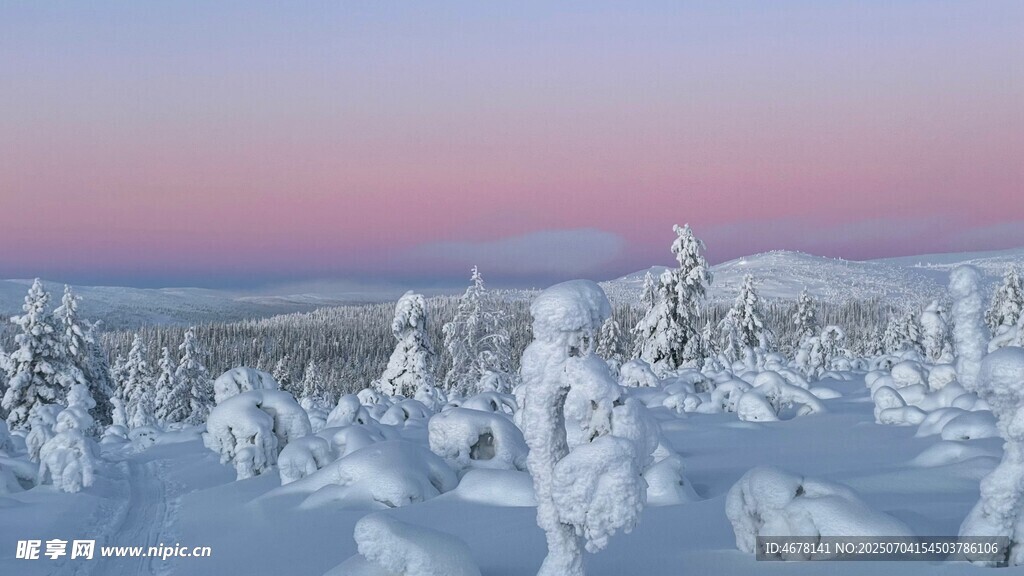 雪覆山林的梦幻暮色