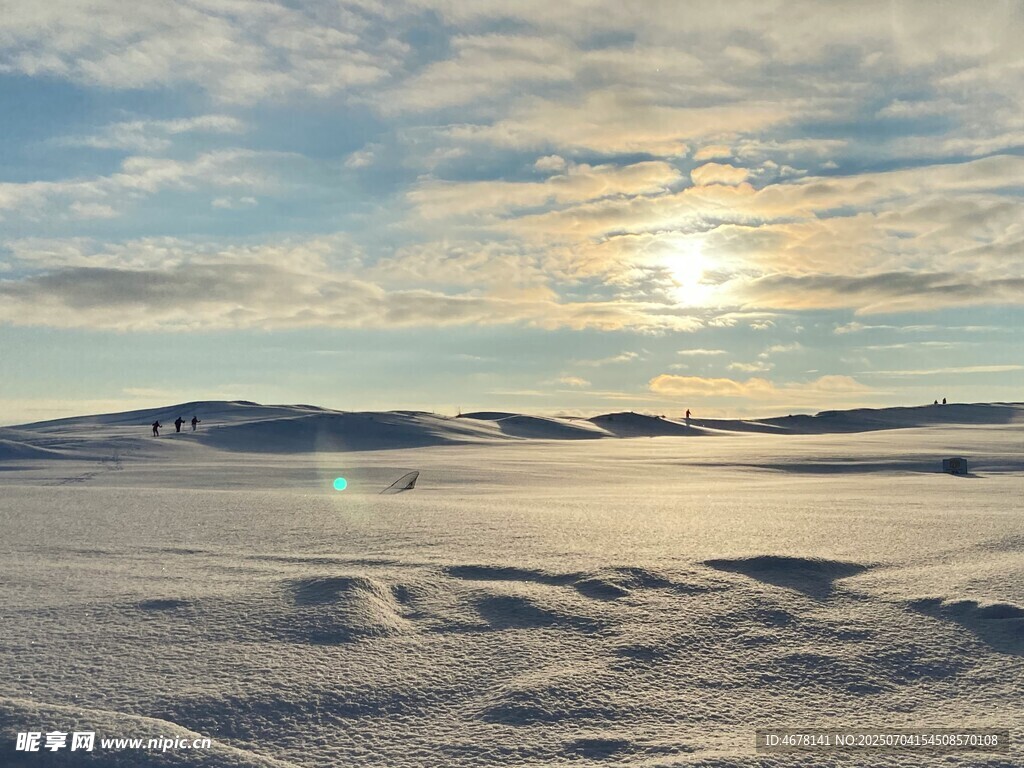 冬日雪地日出美景
