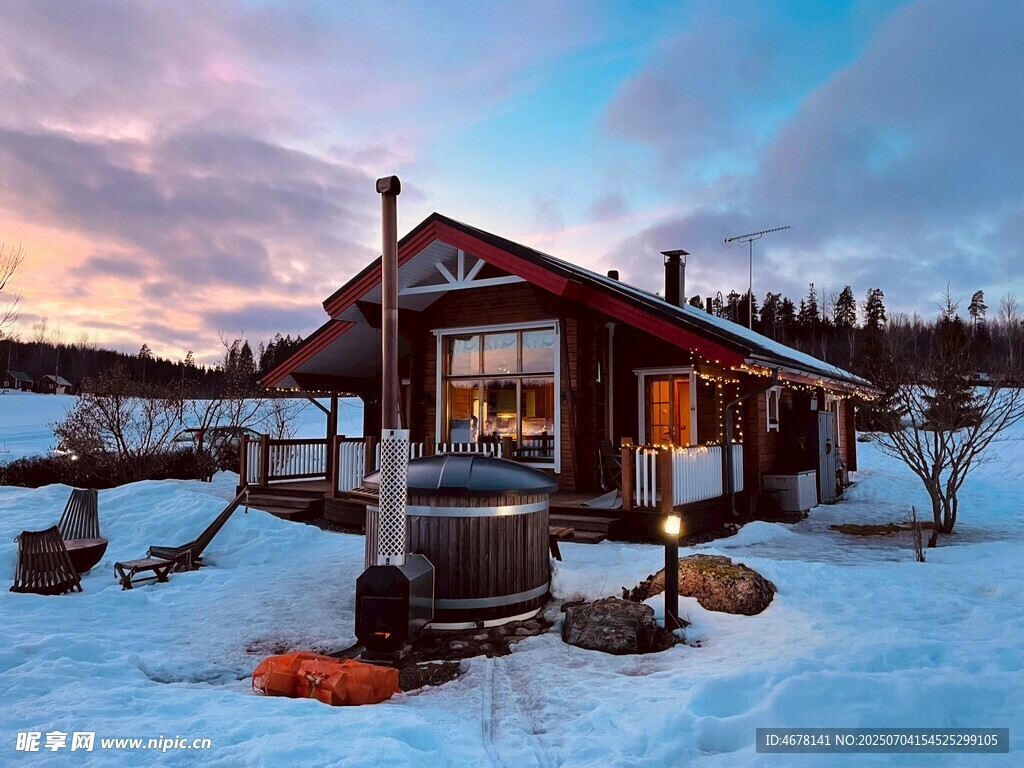雪中小屋的静谧冬日景象