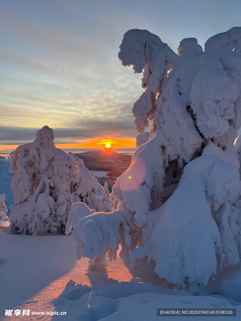 雪覆山林的绝美日落景观
