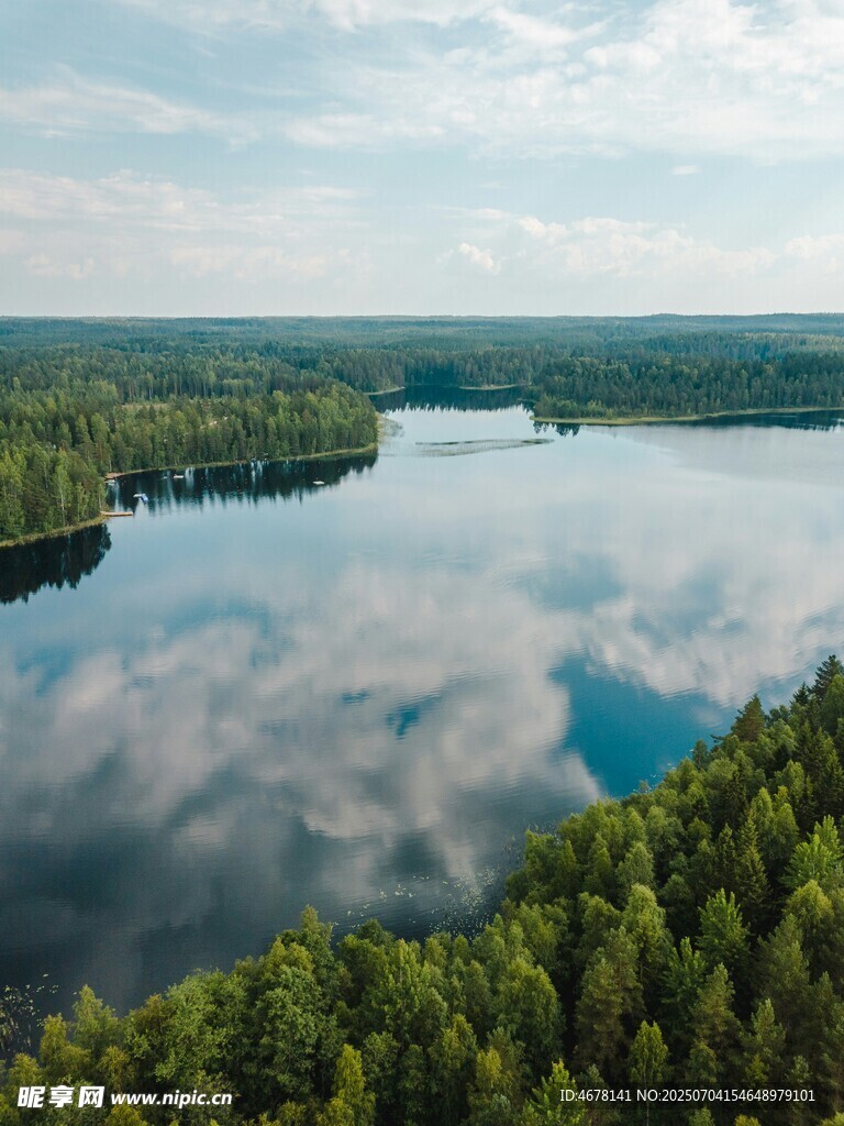 森林环绕的静谧湖泊美景