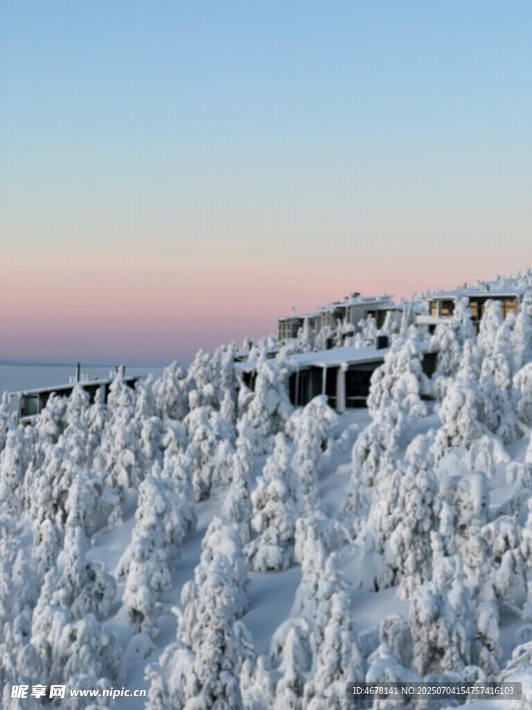 雪覆山峦的绝美黄昏景色