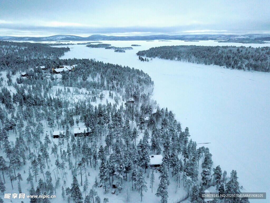 冬日雪景中的静谧森林湖泊
