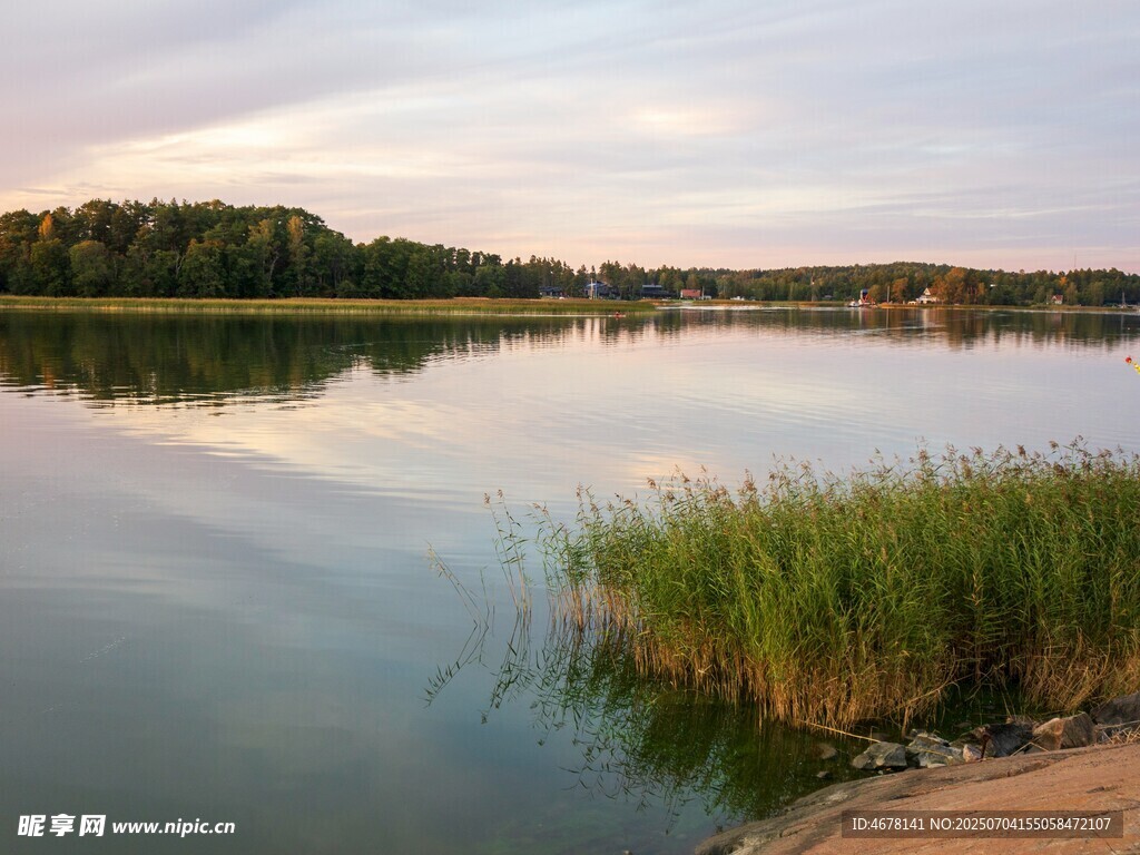 湖畔黄昏美景