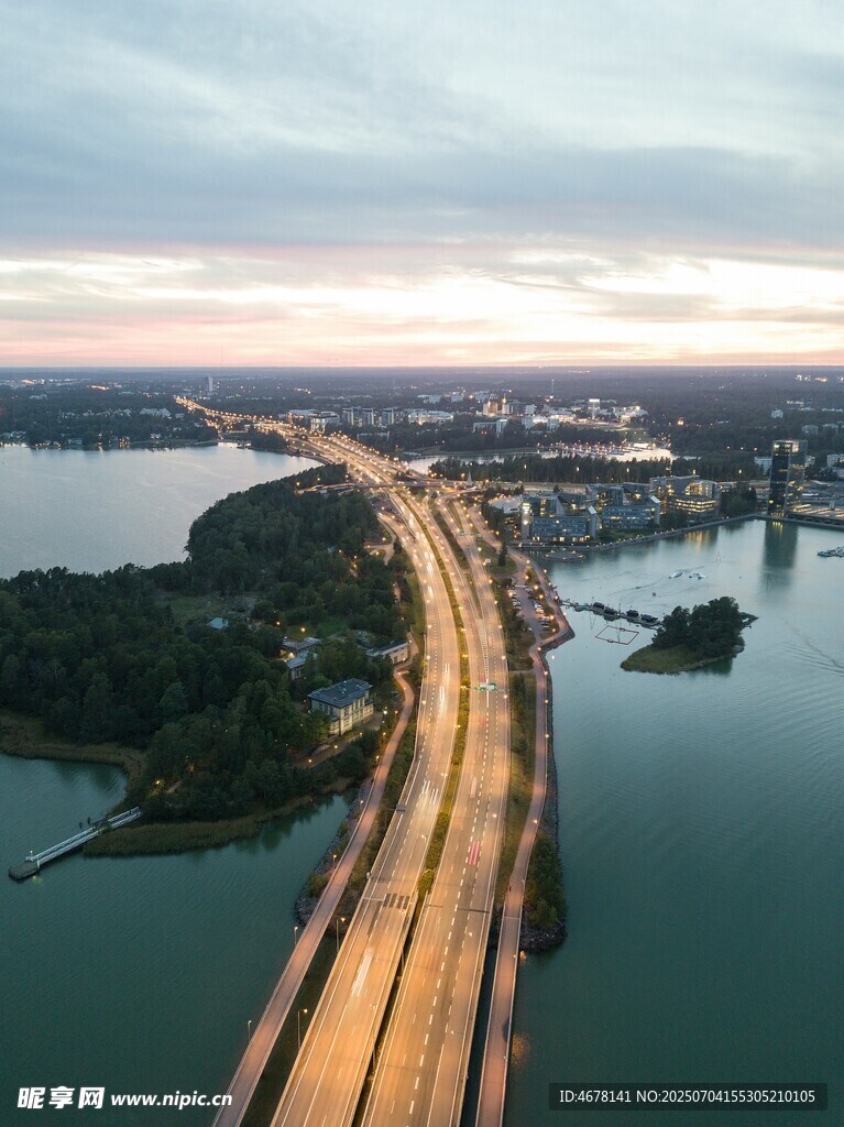 城市跨海公路黄昏美景
