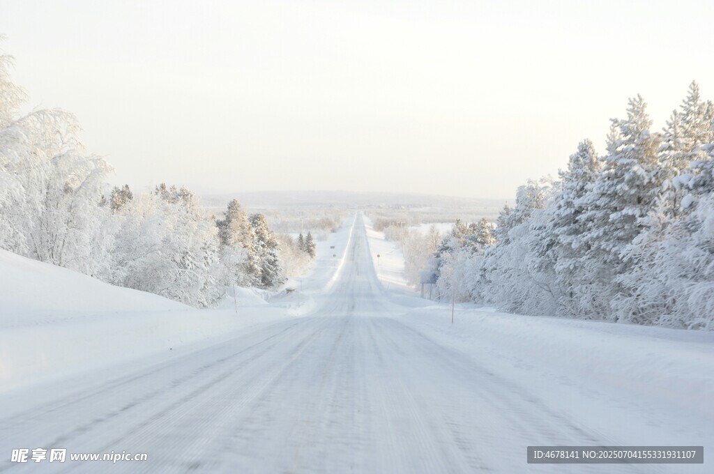冬日雪路银装素裹之景