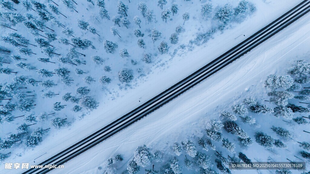 冬日铁轨覆雪景象