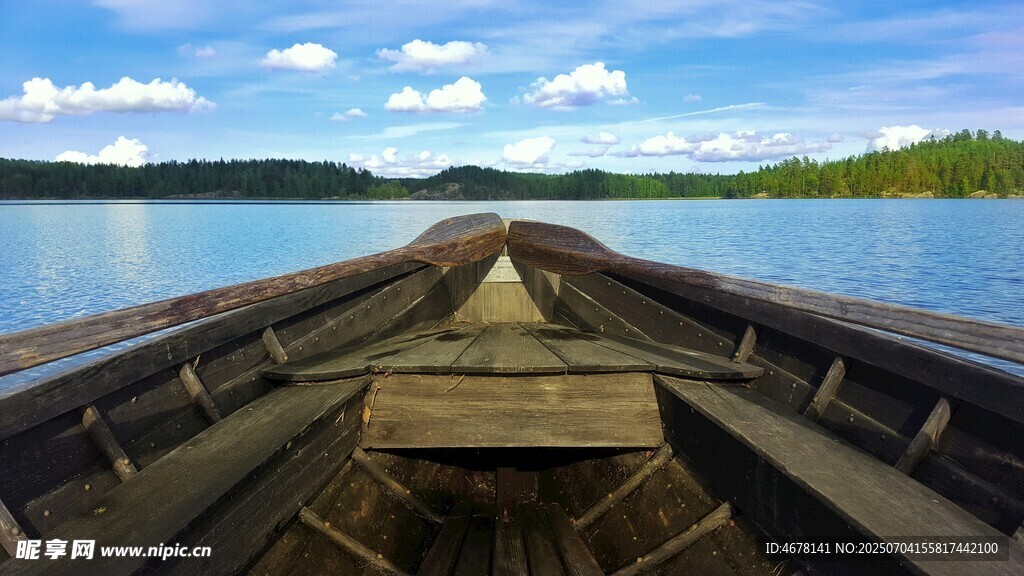 船中视角望宁静湖景