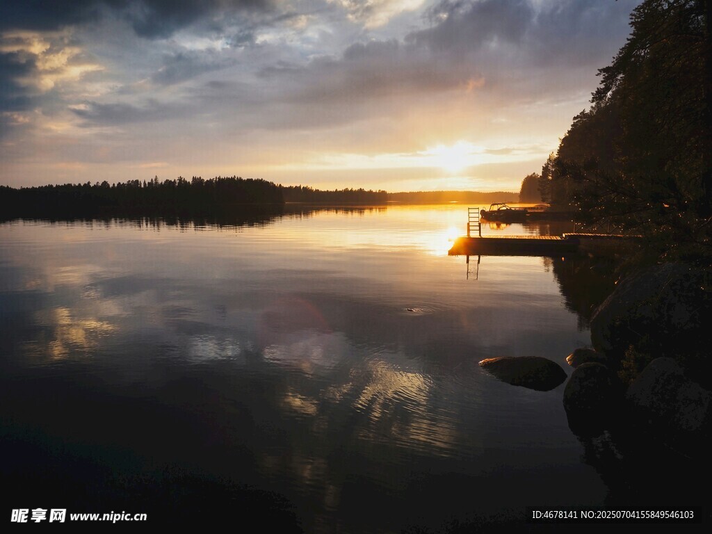 湖畔日落美景