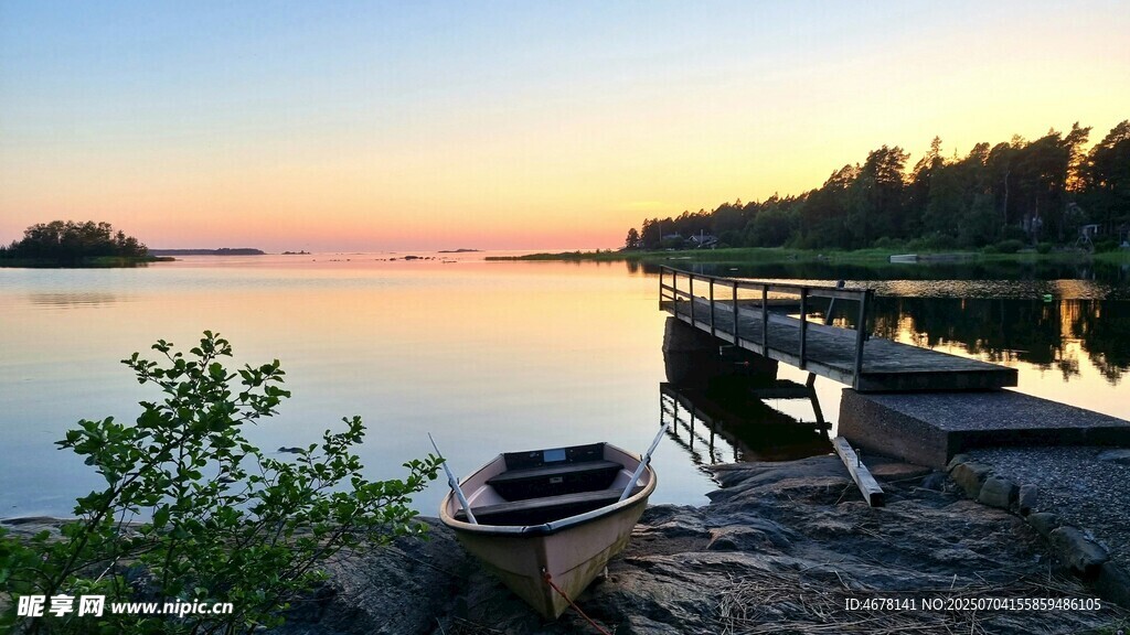 湖畔黄昏美景