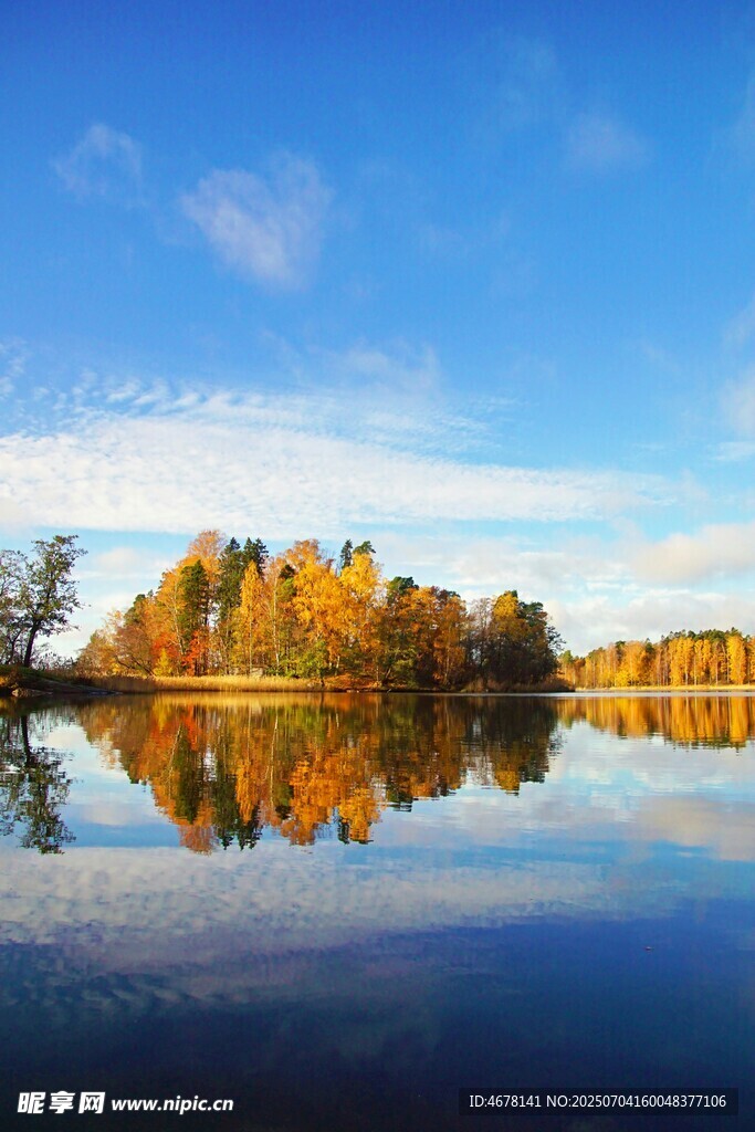 秋日湖畔美景