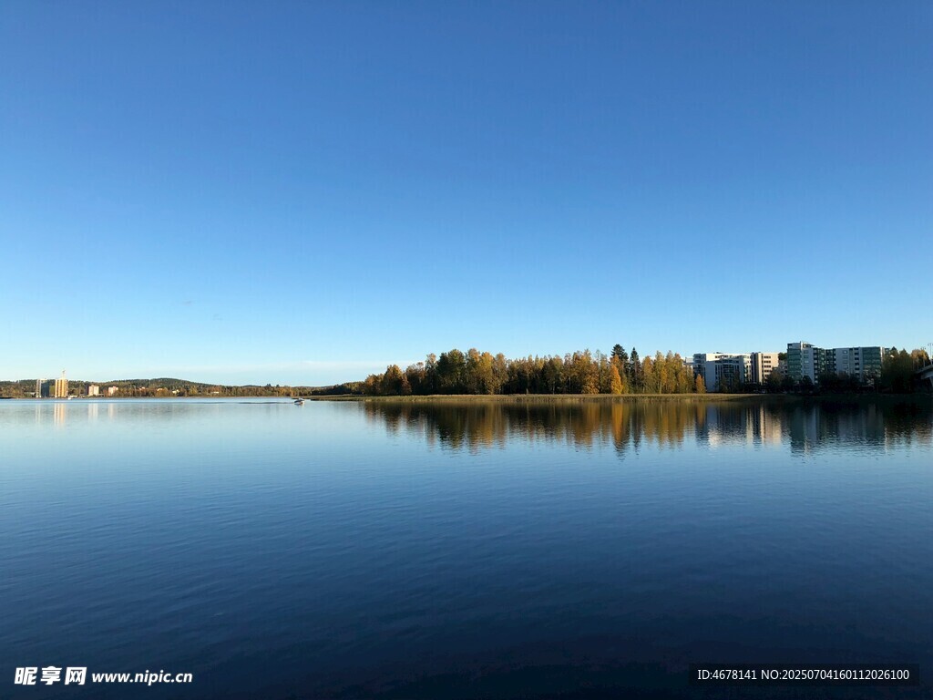 宁静湖面与岸边树木景致