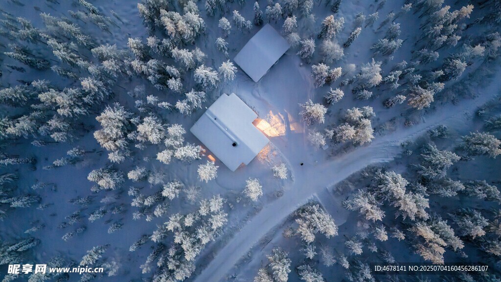 雪夜中的静谧小屋