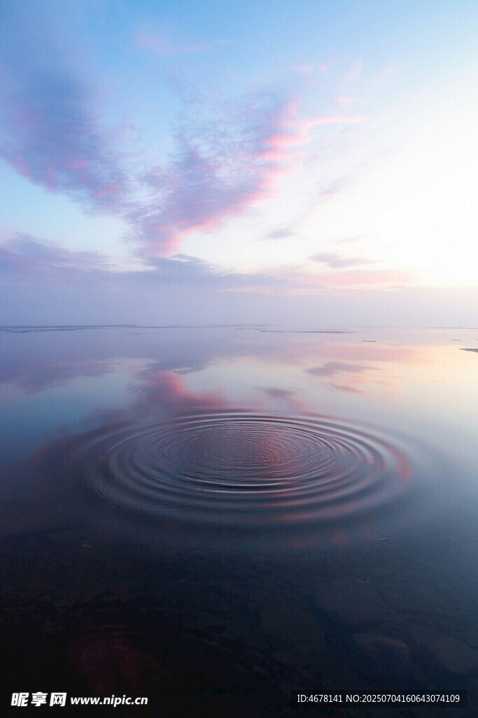 湖面涟漪映绚丽天空