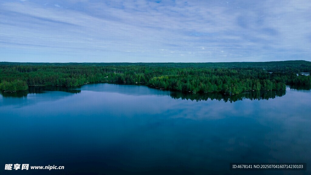 宁静湖畔的自然美景