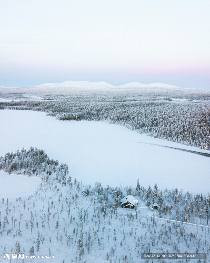 冬日雪覆湖泊与森林美景