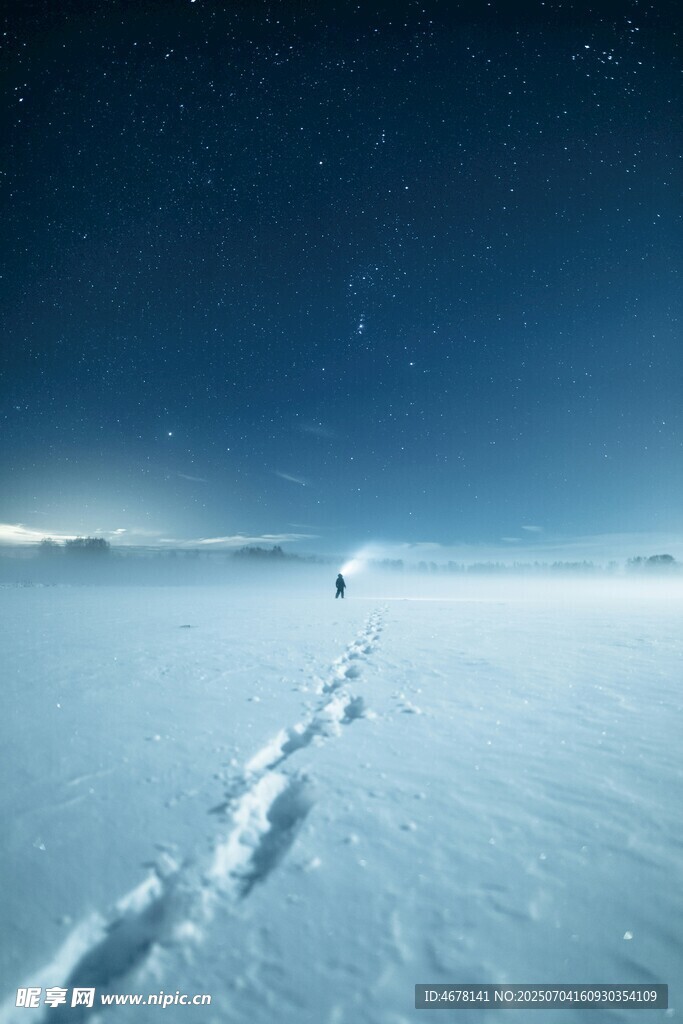 雪地独行留下串串脚印