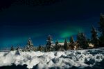 雪地中的绚烂极光美景